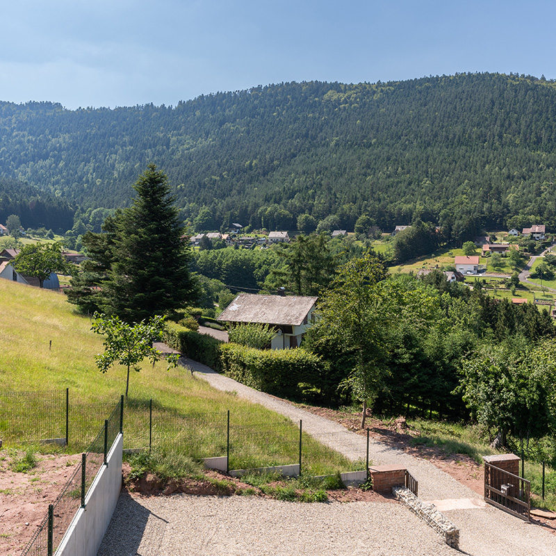 Parking et vue du Clos Saint-François Spa